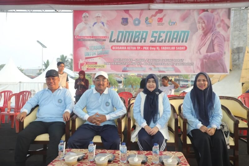 Bupati Tanjab Barat dan Ketua TP-PKK Ikuti Lomba Senam Bersama di alun alun Kuala Tungkal