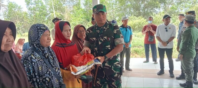 Dandim 1208/Sambas Dampingi Bupati Hadiri Operasi Pasar Murah Dan Tinjau Lokasi PLBN Temajuk Kec. Paloh