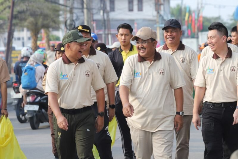 Bupati Tanjab Barat Ikut Gotong Royong Serentak yang di pusat kan di kota Kuala Tungkal