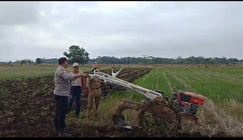 CEGAH GANGGUAN KAMTIBMAS DAN JALIN SILATURAHMI, BHABINKAMTIBMAS SAMBANGI WARGA DESA BINAAN