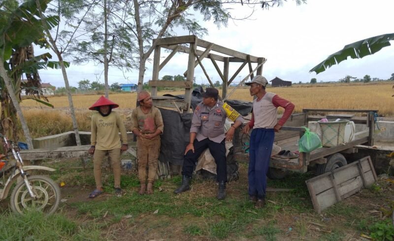Bhabinkamtibmas sambang dan memberikan himbauan kamtibmas Kepada warga Desa Gadabung