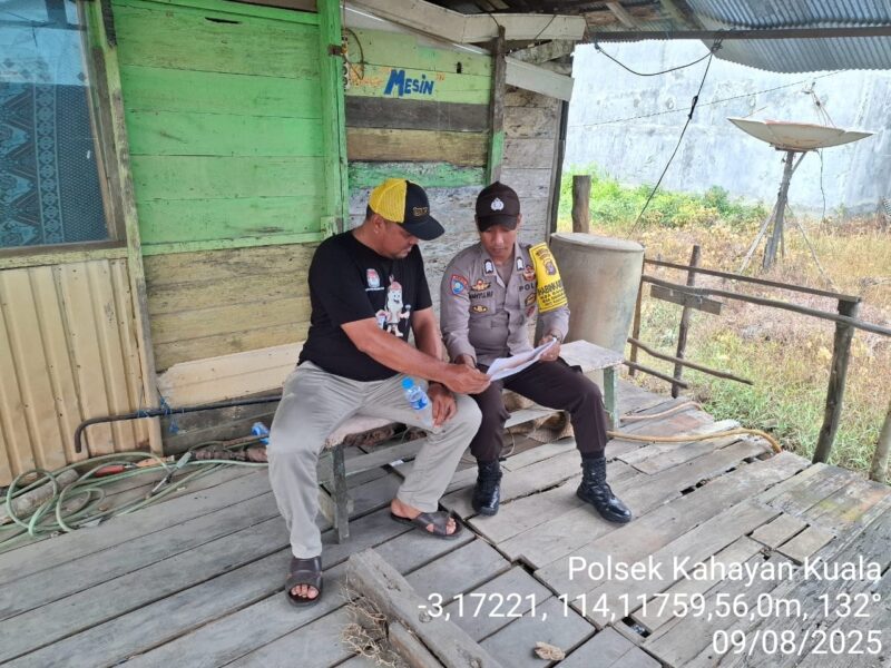 Personel Polsek Kahayan Kuala melaksanakan sosialisasi Maklumat Kapolda Kateng terkait mengemukakan pendapat di muka umum.