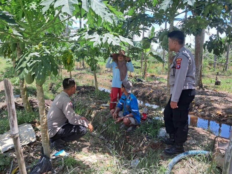 Personel Satbinmas Sambangi Petani Dan Sampaikan Pesan-Pesan Kamtibmas