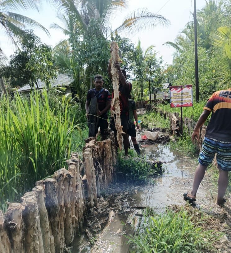 Satgas TMMD Kodim 1007/Banjarmasin Maksimalkan Akhir Pekan dengan Pemasangan Siring Badan Jalan