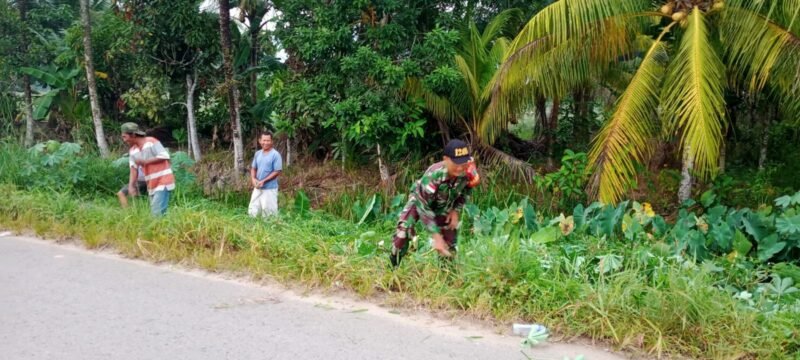 Ciptakan Lingkungan Yang Sehat Babinsa Sungai Toman Bersama Warga Gotong Royong Bersihkan Jalan Raya