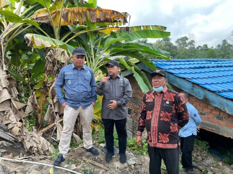Wabup Tanjab Barat mengunjungi Lokasi bencana Longsor, di desa teluk pengkah kecamatan tebing tinggi