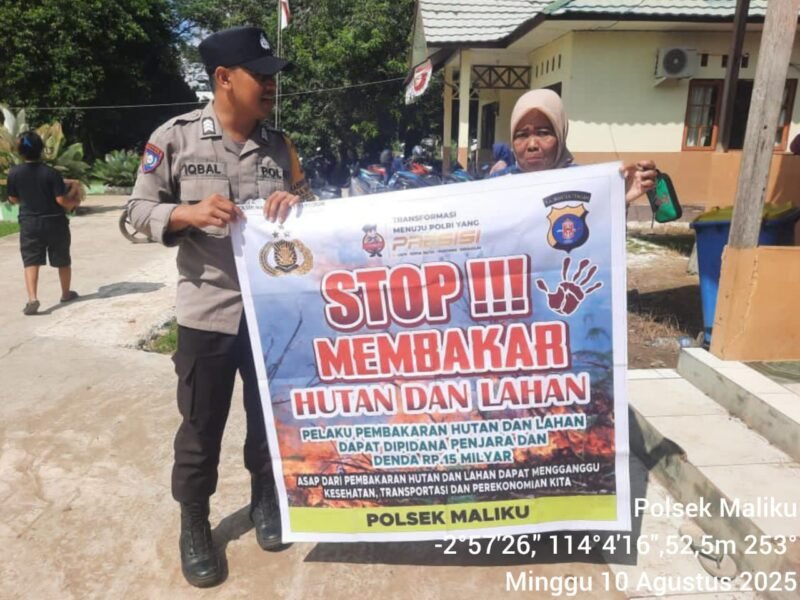 Menggunakan Spanduk Tentang Larangan Karhutla Upaya Cegah Karhutla Oleh Personil Polsek Maliku