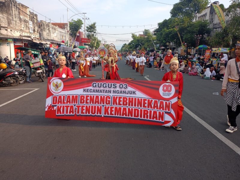 Karnaval Kemerdekaan Nganjuk 2025: Kreativitas Anak Sekolah Warnai Perayaan
