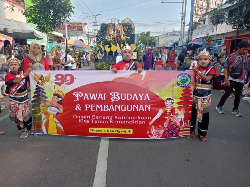 Semarak Karnaval HUT RI, Seluruh SD Se-Kecamatan Nganjuk Pawai dari Taman Nyawiji ke Alun-Alun