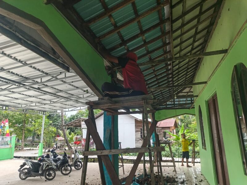 Satgas TMMD ke-125 Kodim 1007/Banjarmasin Bersama Warga Kuin Kecil Rehab Teras Masjid Al Mujahirin