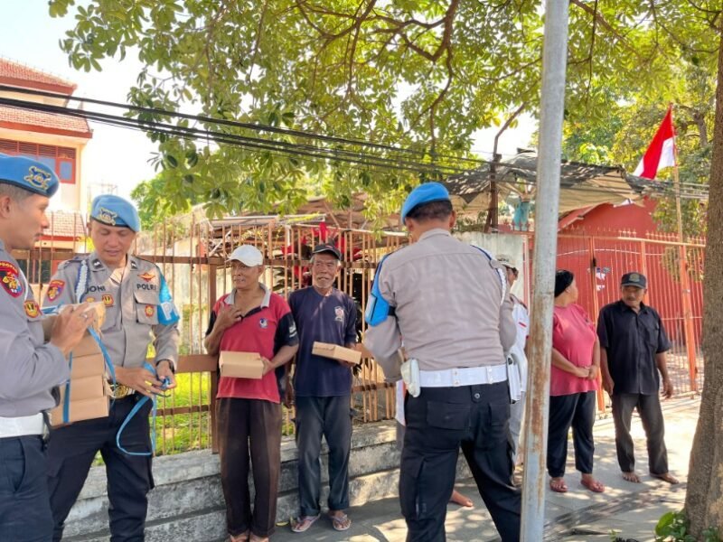 Patroli Dialogis Polresta Banyuwangi Sambil Berbagi Nasi Untuk Abang Becak
