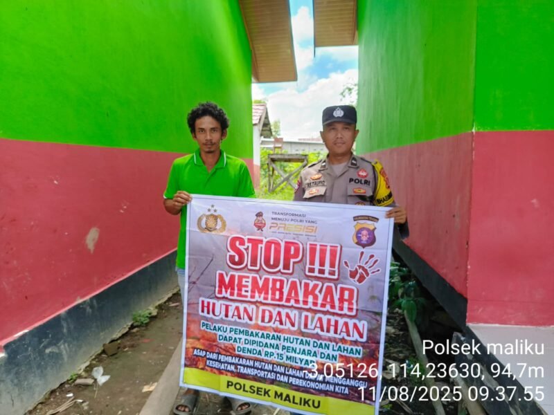 Menggunakan Spanduk Tentang Larangan Karhutla Upaya Cegah Karhutla Oleh Personil Polsek Maliku