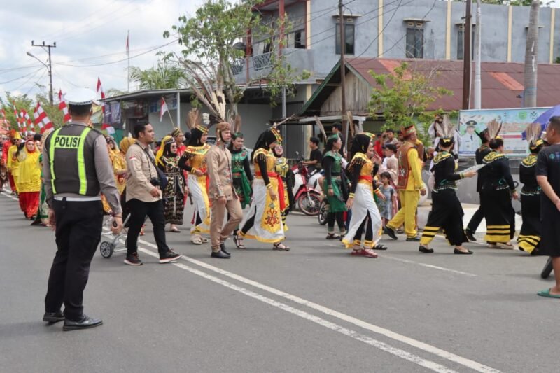 Sinergi dan Kesiapsiagaan, Polres Pulang Pisau Amankan Pawai Budaya Nusantara dengan Humanis