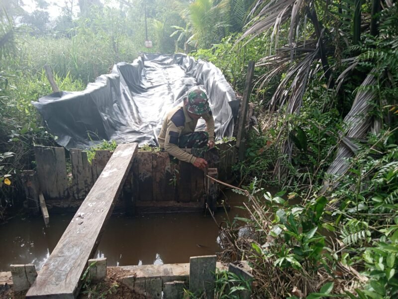 Satgas TMMD ke-125 Kodim 1007/Banjarmasin Lanjutkan Pemasangan Siring Jembatan di Kuin Kecil