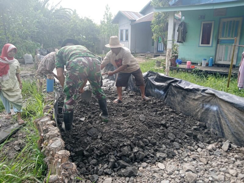 Satgas TMMD ke-125 Kodim 1007/Banjarmasin Lanjutkan Penghamparan Tanah Jalan Bersama Warga