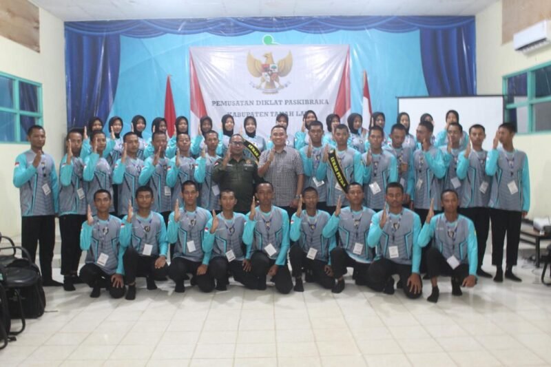 Dandim 1009/Tla Kobarkan Semangat Dan Berikan Motivasi Kepada Anggota Paskibra Kabupaten Tanah Laut