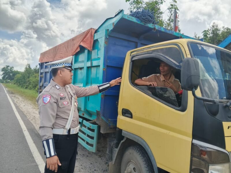 Anggota Satlantas Polres Pulang Pisau, Memberi Teguran Kepada Pengemudi Yang Tidak Menggunakan Sabuk Pengaman dengan baik
