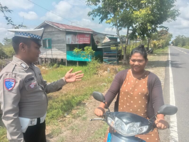 Personel Satlantas Polres Pulang Pisau, Berikan Teguran Kepada Pengendara Motor Yang Tidak Memakai Helm