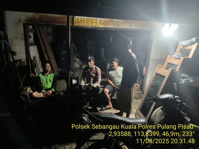 Polsek Sebangau Kuala Aktif Sambangi Warga di malam hari.