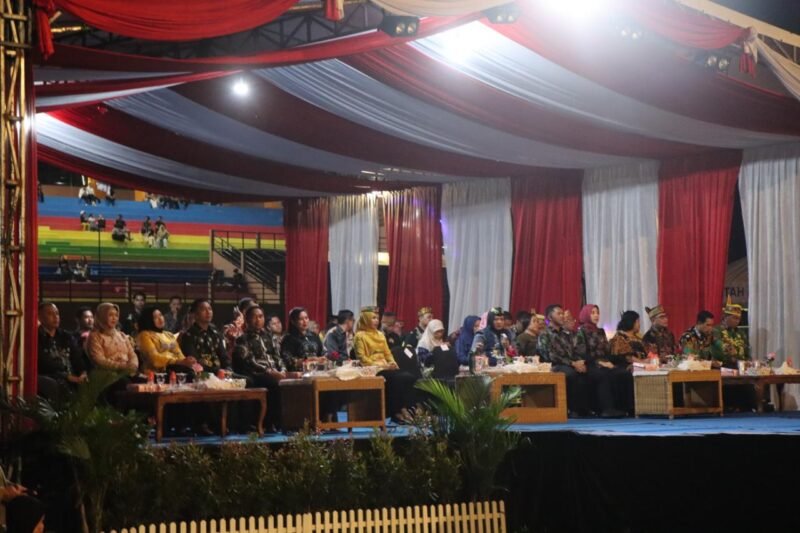 Kapolres Pulang Pisau Didampingi Ketua Bhayangkari Hadiri Pembukaan Handep Hapakat Fair 2025