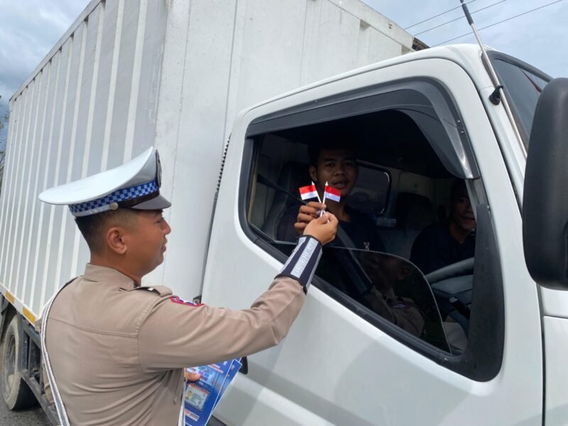 Sambut Hari Kemerdekaan, Polantas Pulang Pisau Sapa Pengguna Jalan dan Bagikan Bendera Merah Putih