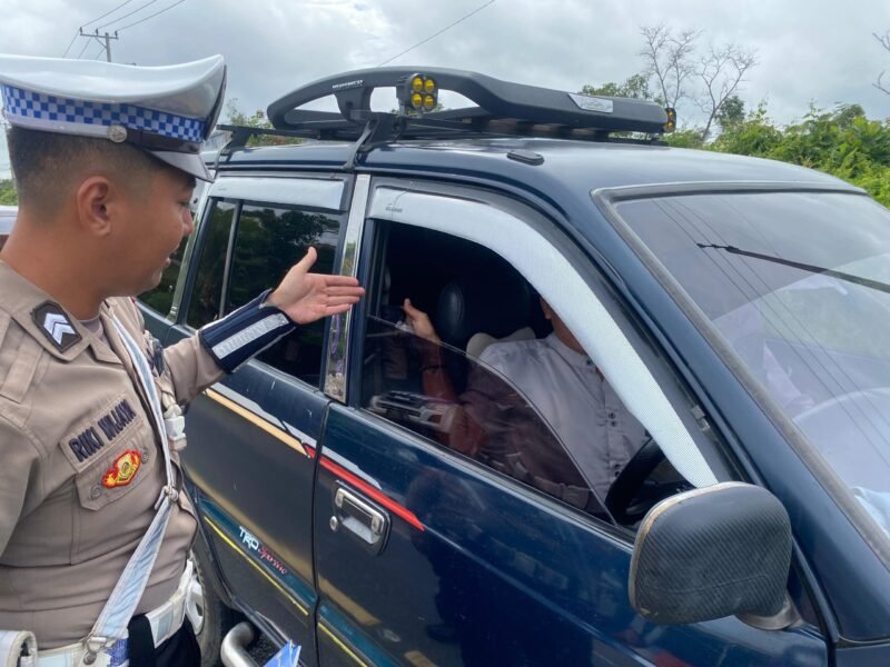 Anggota Satlantas Polres Pulang Pisau, Memberi Teguran Kepada Pengemudi Yang Tidak Menggunakan Sabuk Pengaman dengan baik