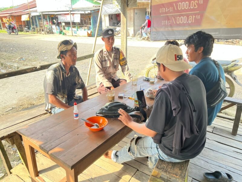 Sambangi Warga Dengan Humanis, personel Polsek Sebangau Kuala Sampaikan Pesan Kamtibmas kepada Warganya