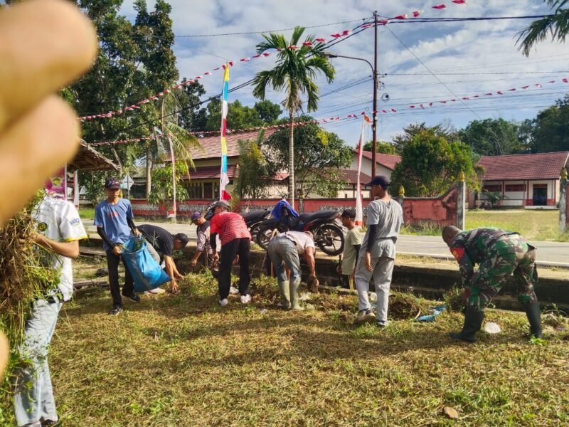 Jelang HUT RI Ke 80 Babinsa Temajuk Bersama Warga Bersihkan Lapangan Bola