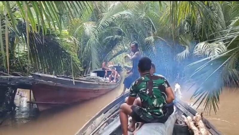 Semangat Gotong Royong: Distribusi Geotex Melalui Jalur Sungai untuk Pembangunan TMMD ke-125
