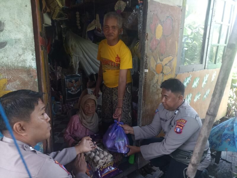 Peduli Masyarakat.. Satbinmas Polres Pulang Pisau Bagikan Sembako kepada Warga Kurang Mampu