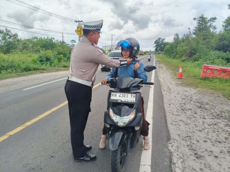 Satlantas Polres Pulang Pisau Sosialisasi Penggunaan Helm dengan Benar