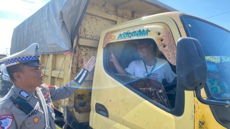 Anggota Satlantas Polres Pulang Pisau, Memberi Teguran Kepada Pengemudi Yang Tidak Menggunakan Sabuk Pengaman dengan baik