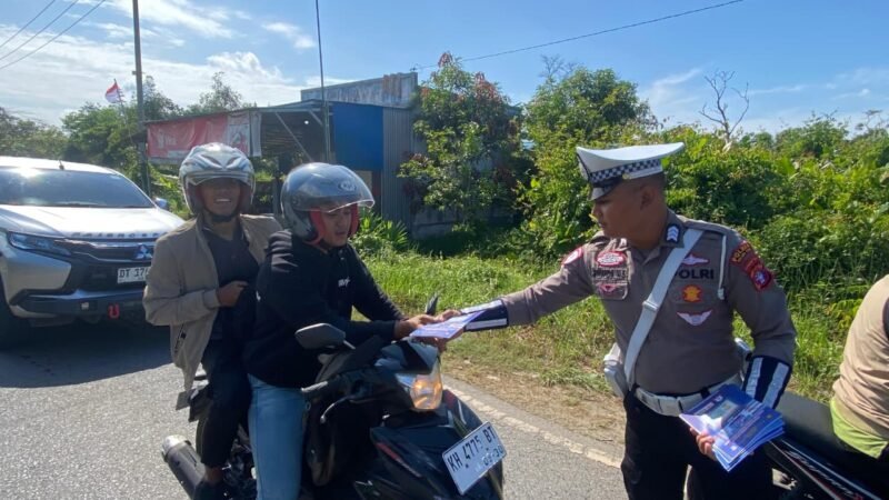Personel Lantas Memberikan Himbauan Dan Pembagian Brosur Kamseltibcarlantas