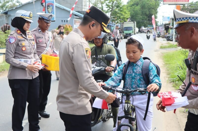 Aksi Simpatik! Kapolres dan Bupati Pulang Pisau Turun ke Jalan, Bagikan Bunga dan Bendera Merah Putih Sambut HUT RI ke-80