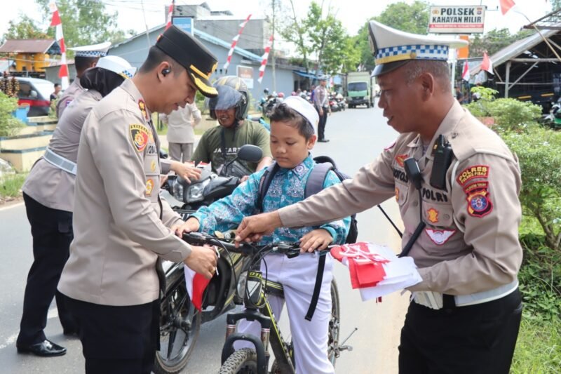 Turun Langsung ke Jalan, Kapolres dan Bupati Pulang Pisau Bagikan Bunga dan Bendera Merah Putih
