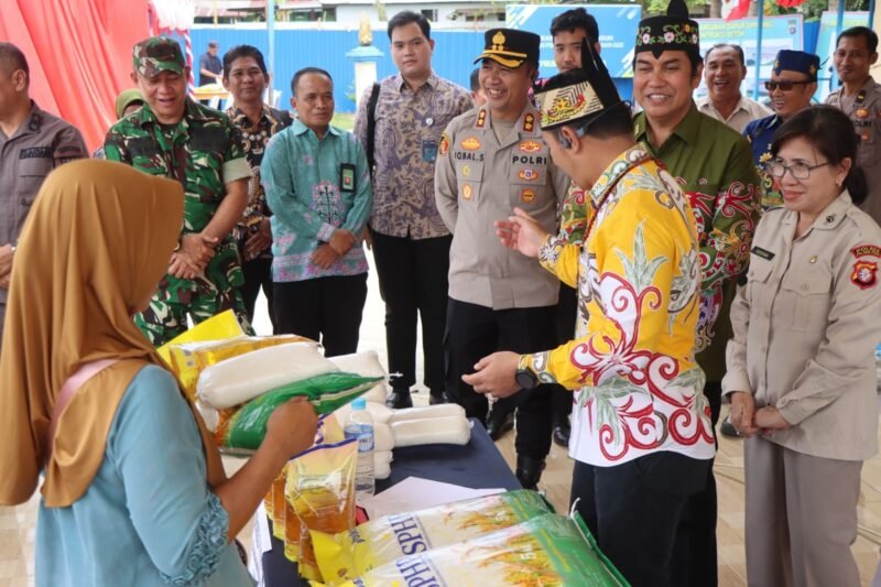 Dukung Program GPM, Kapolres dan Bupati Tinjau Pasar Murah di Pulang Pisau