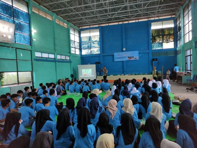 Babinsa 07/Teluk Keramat Hadiri Bimtek Kepemudaan Desa Merpati, Ajak Pelajar Tertib Berlalu Lintas