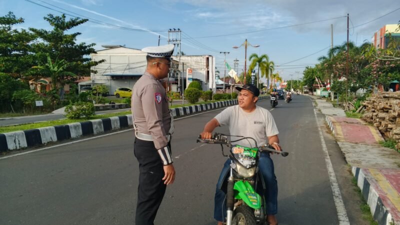 Personel Satlantas Polres Pulang Pisau, Berikan Teguran Kepada Pengendara Motor Yang Tidak Memakai Helm