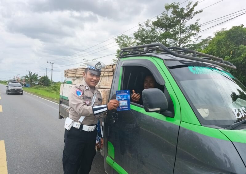 Personel Lantas Memberikan Himbauan Dan Pembagian Brosur Kamseltibcarlantas