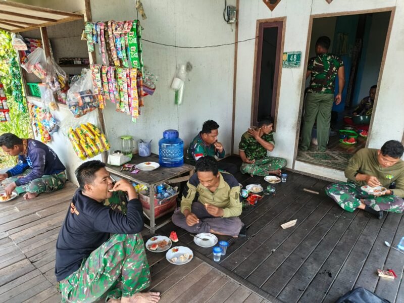 Kebersamaan Di Tengah Tugas, Satgas TMMD 125 Kodim 1007/Banjarmasin Makan Siang Bersama Warga