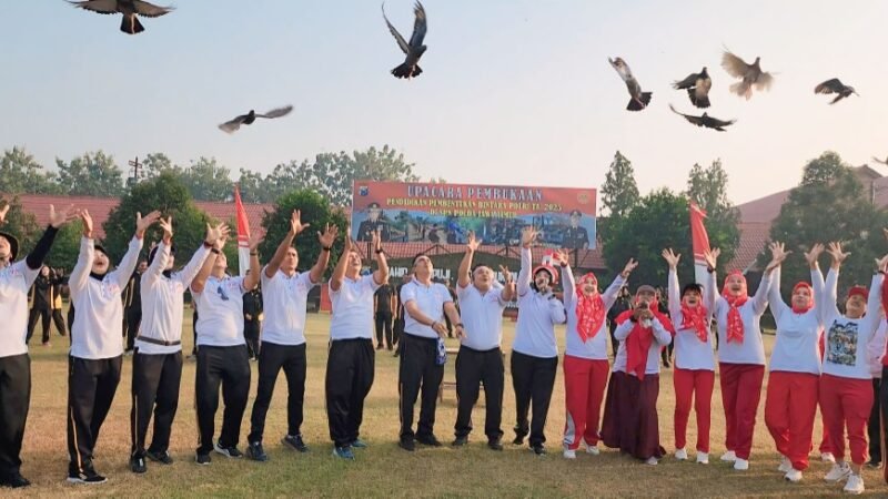 Gelorakan Semangat Kemerdekaan, SPN Polda Jatim Lepas 17 Merpati Gelar Berbagai Lomba Penuh Kebersamaan