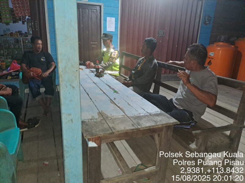 Personil Polsek Sebangau Kuala sambangi Warga Sekitar dan menyampaikan Himbauan Kamtibmas kepada masyarakat.
