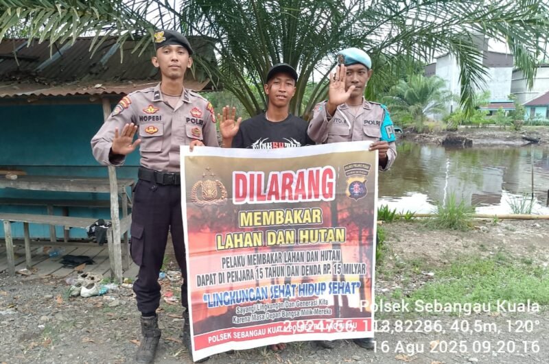 Polsek Sebangau Kuala Mensosialisasikan Himbauan Melarang Membakar Hutan atau lahan kepada Masyarakat.