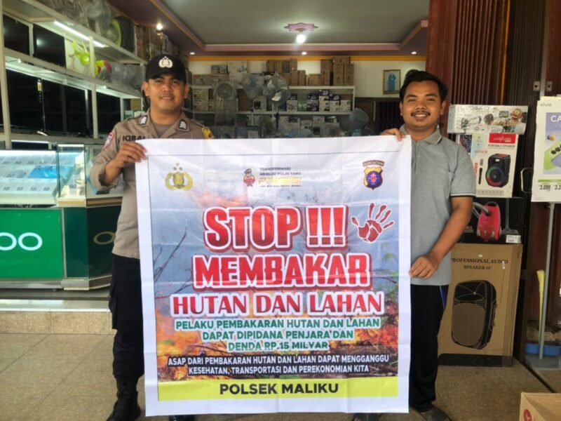 Menggunakan Spanduk Tentang Larangan Karhutla Upaya Cegah Karhutla Oleh Personil Polsek Maliku