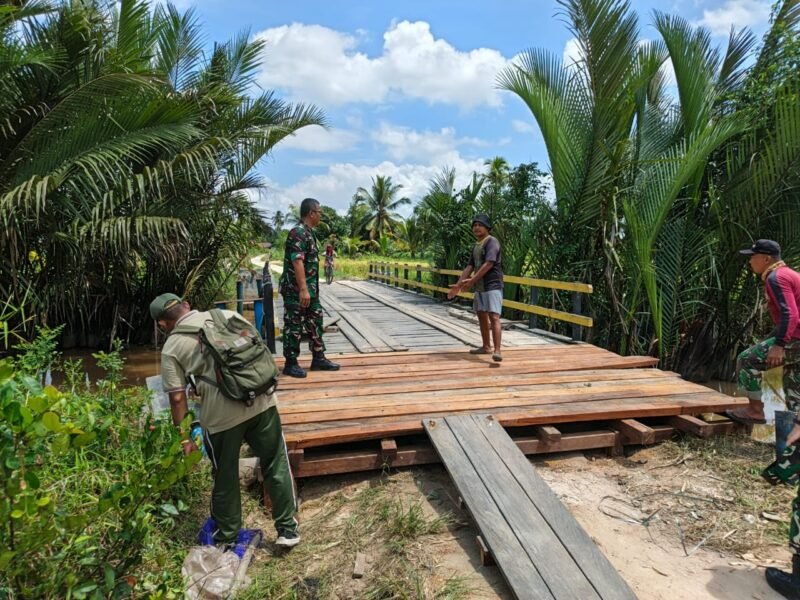 Kebersamaan TNI Manunggal dan Warga Wujudkan Gotong Royong di TMMD