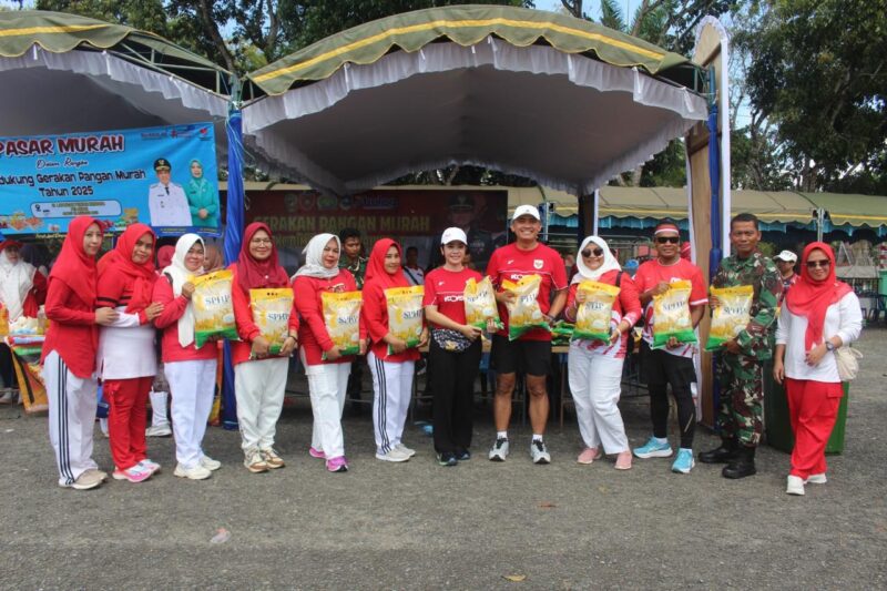 Antusiasme Masyarakat Mengunjungi Stand Bazar Beras Murah SPHP Yang Diselenggarakan Kodim 1009/Tla