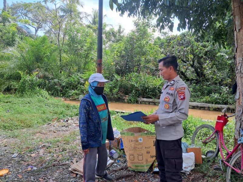 Cegah Karhutla, Personil Sat Binmas Polres Pulang Pisau memberikan himbauan dilarang membakar hutan dan lahan secara sembarangan kepada masyarakat