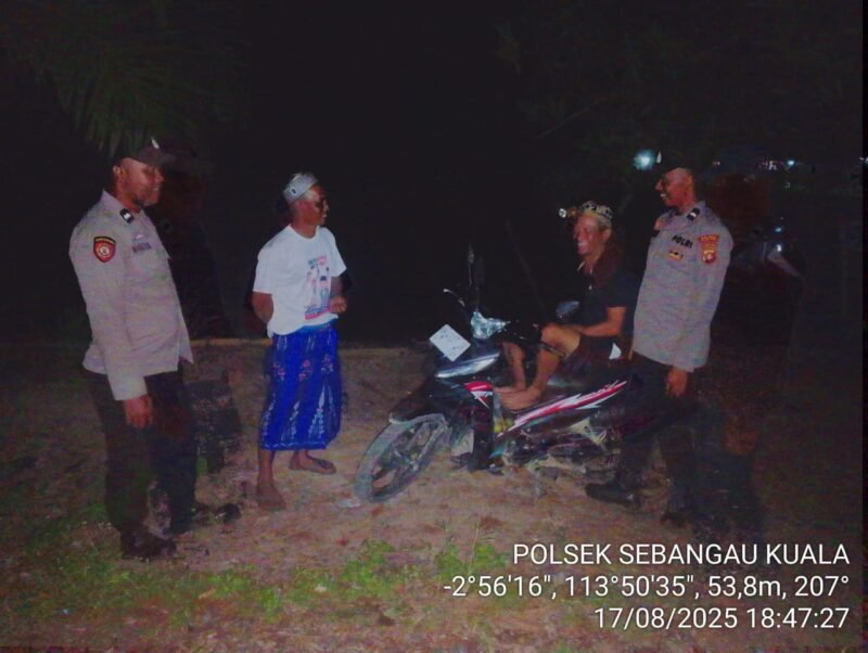 Polsek Sebangau Kuala Aktif Sambangi Warga di malam hari.