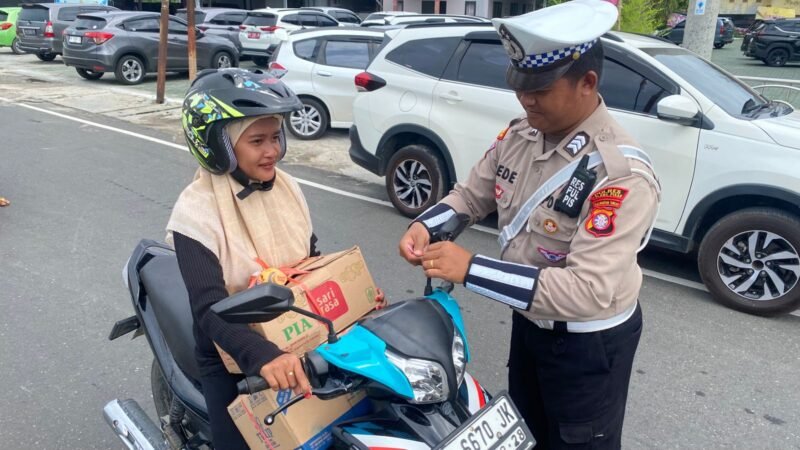 Satlantas Pulang Pisau Sambut HUT RI dengan Aksi “Polantas Menyapa”