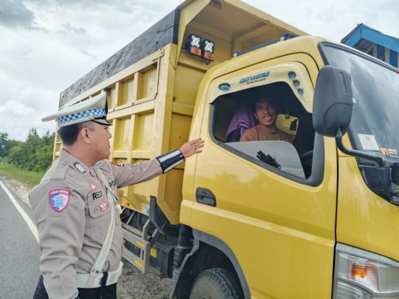 Anggota Polantas Ingatkan Pengemudi Kendaraan R4 Gunakan Sabuk Pengaman